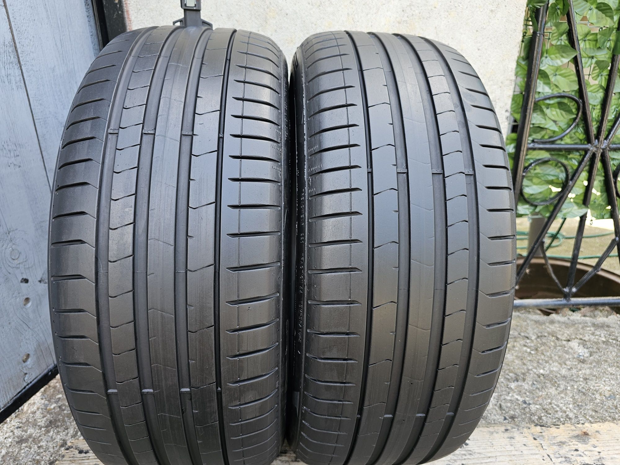 Vând două anvelope de vara pirelli p zero 245 40 21  dot  0519