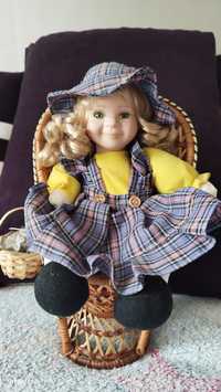 Керамична кукла със стол