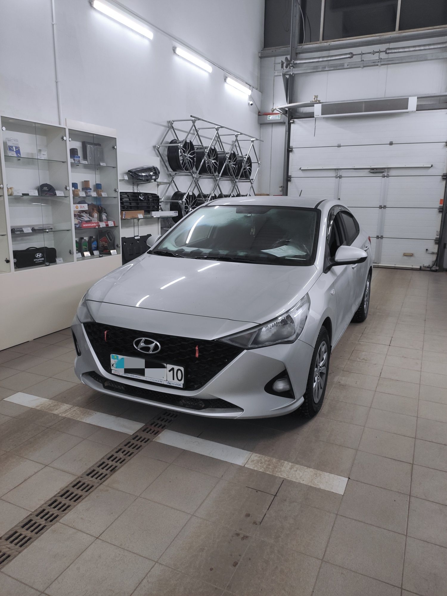 Hyundai Accent 2021 в родном окрасе, ТО пройдено, на гарантии.