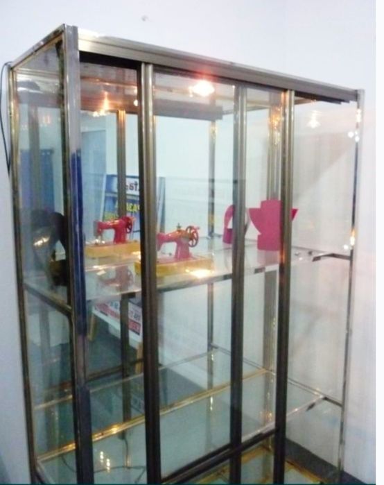 Продаётся стеклянный шкаф