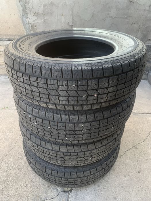 Продам комплект зимних шин 215/70/16