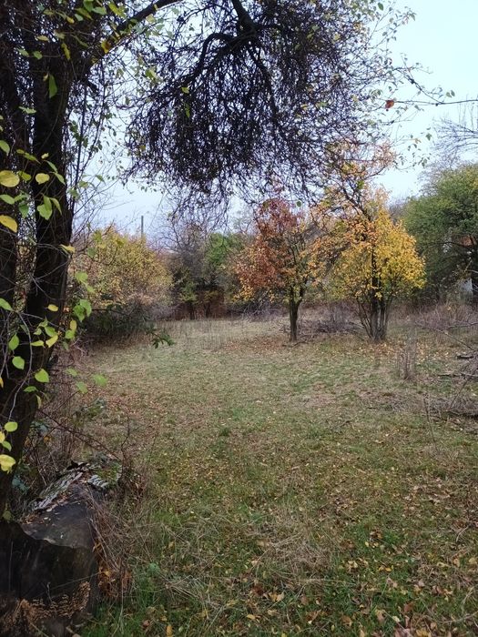 Продавам  земя и Сграда1110 кв.мв град Годеч