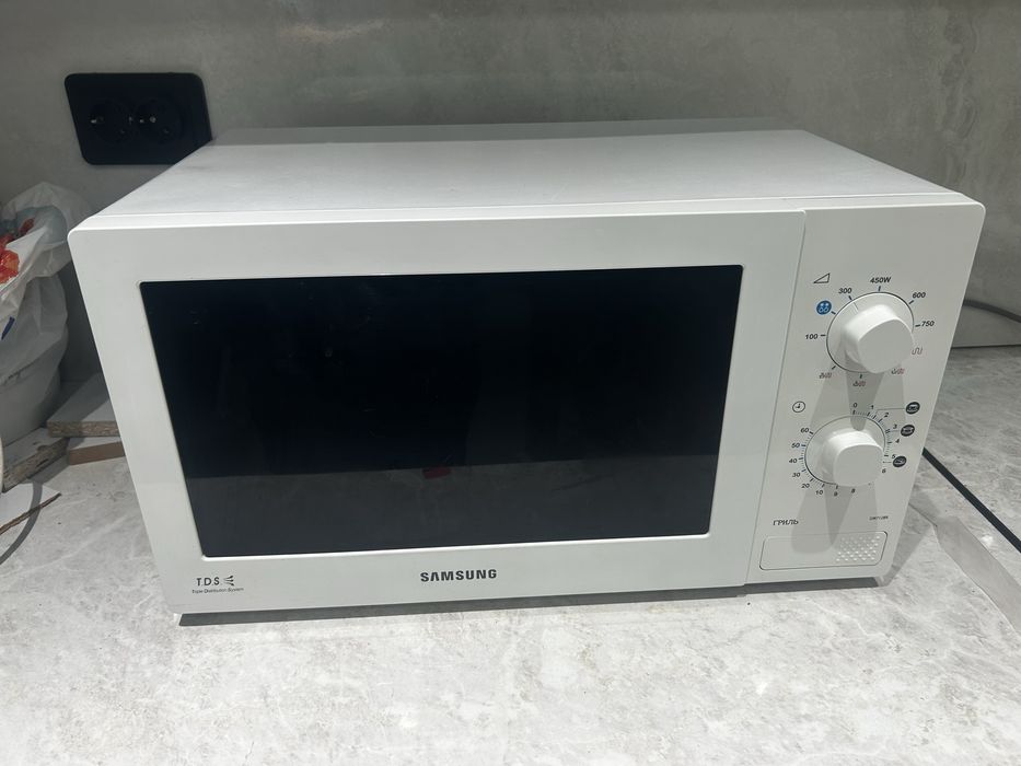 Продам микровалновую печь Samsung