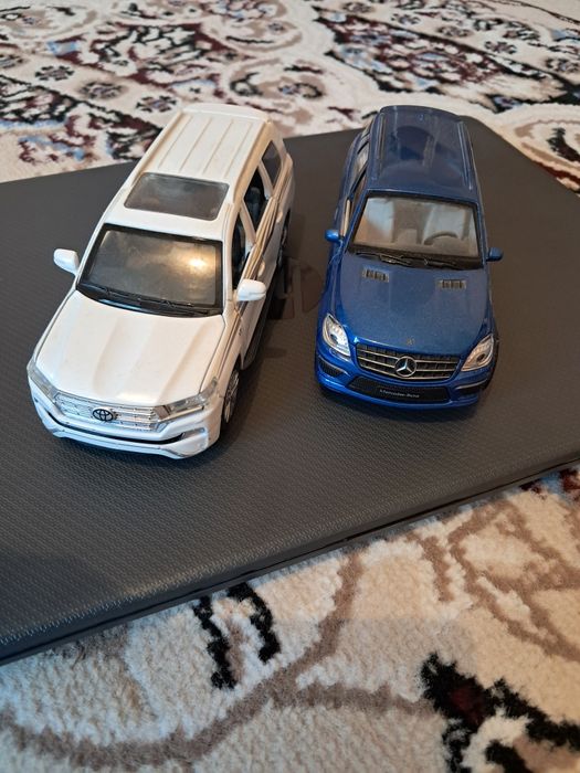 Продам коллекционные модели авто 4 шт масштаб 1,24 и 8 шт масштаб 1,32