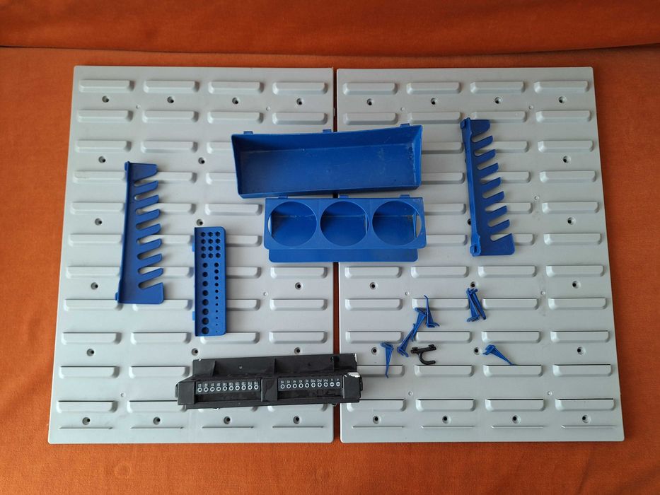 Organizator pentru atelier, montare pe perete placă perforată cu fante