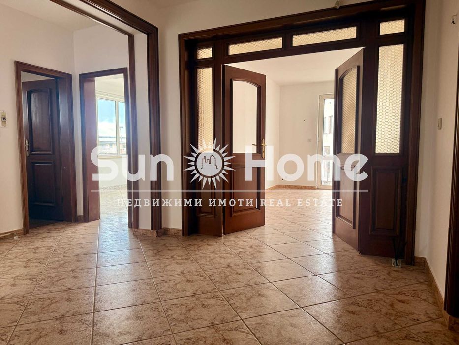 Етаж от къща разположен в самия център на град Свиленград.