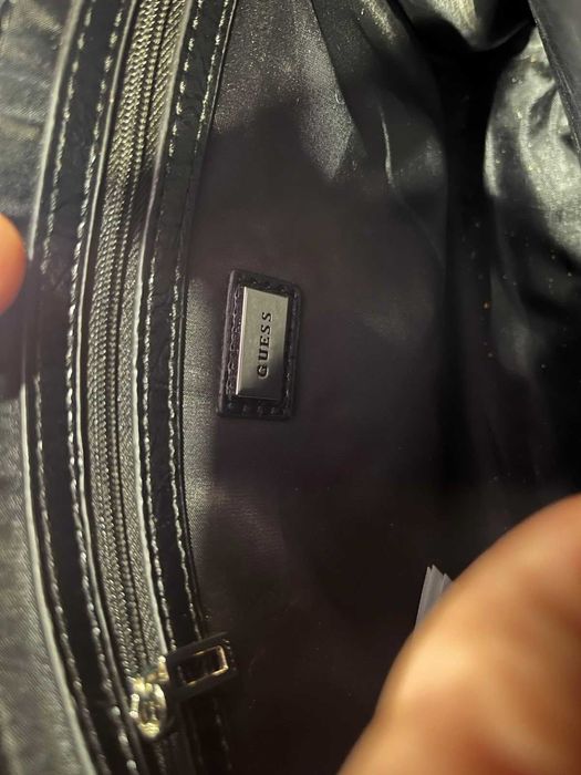Черна кожена чанта на GUESS