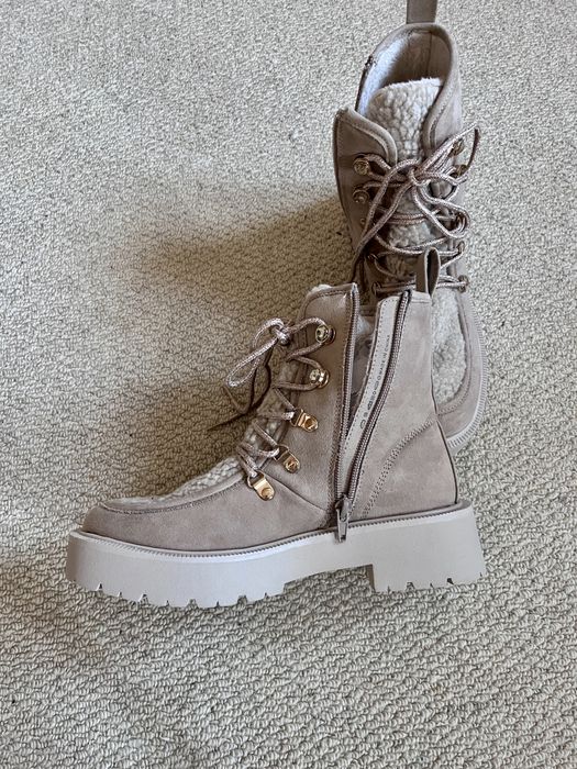 Боти номер 37, велур в бежово, нови