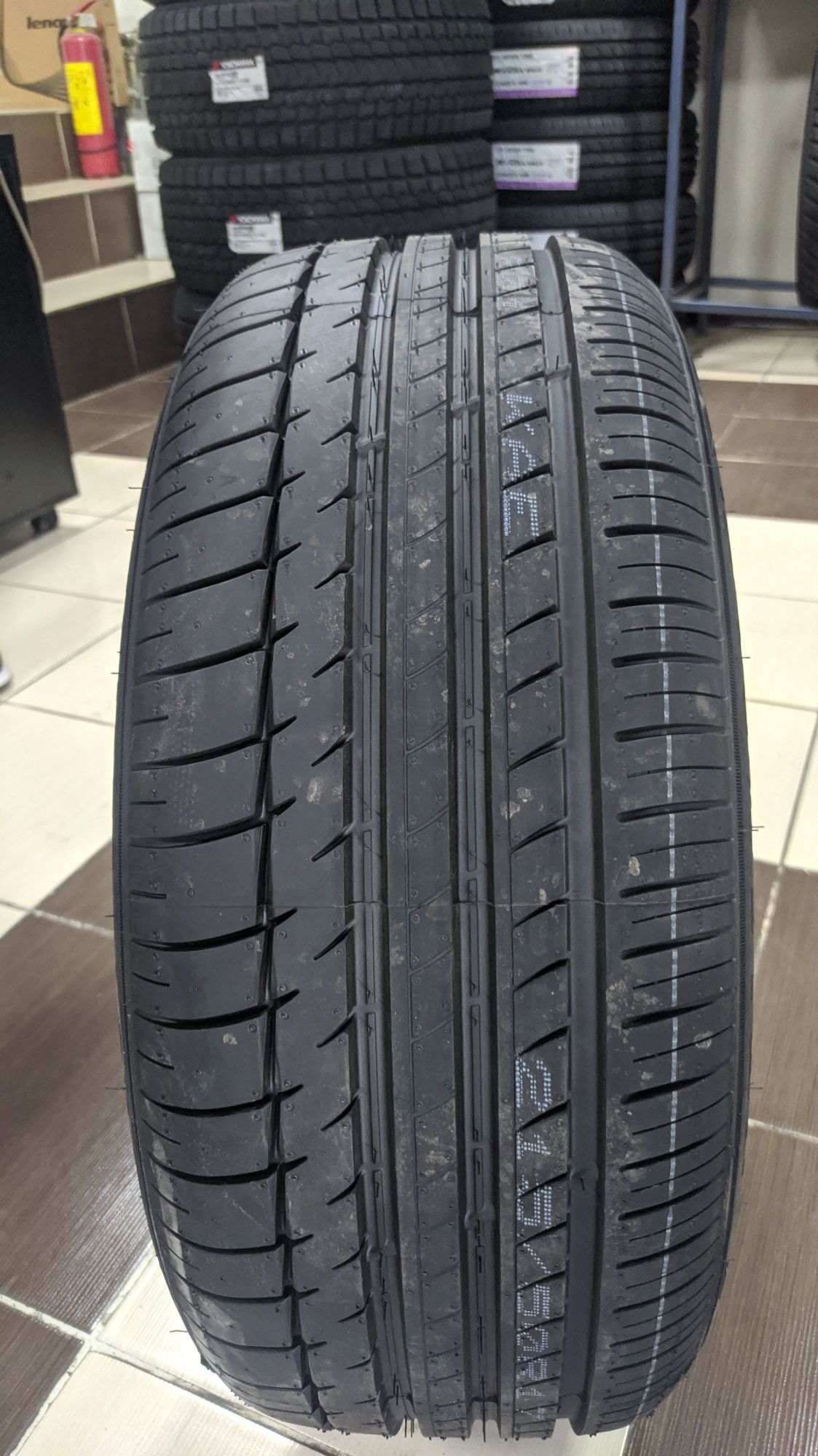 215/50R17 Triangle TH201