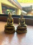 Două figurine cu Buddha Sakyamuni din rășină aurie/8,6cm/preț fix.