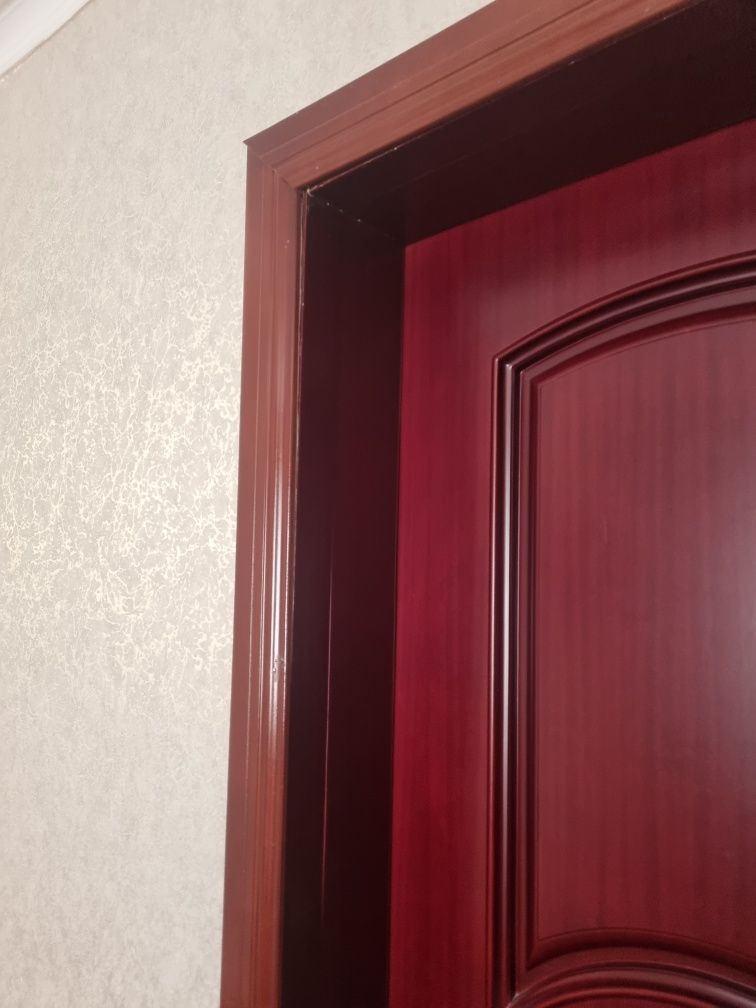 Дверь из настоящего дерева.