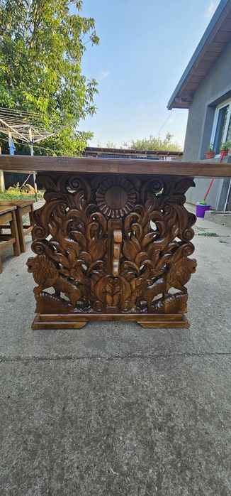 Mobilier sculptat din lemn masiv de nuc