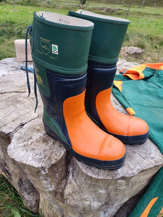 Vând cisme si pantaloni forestier