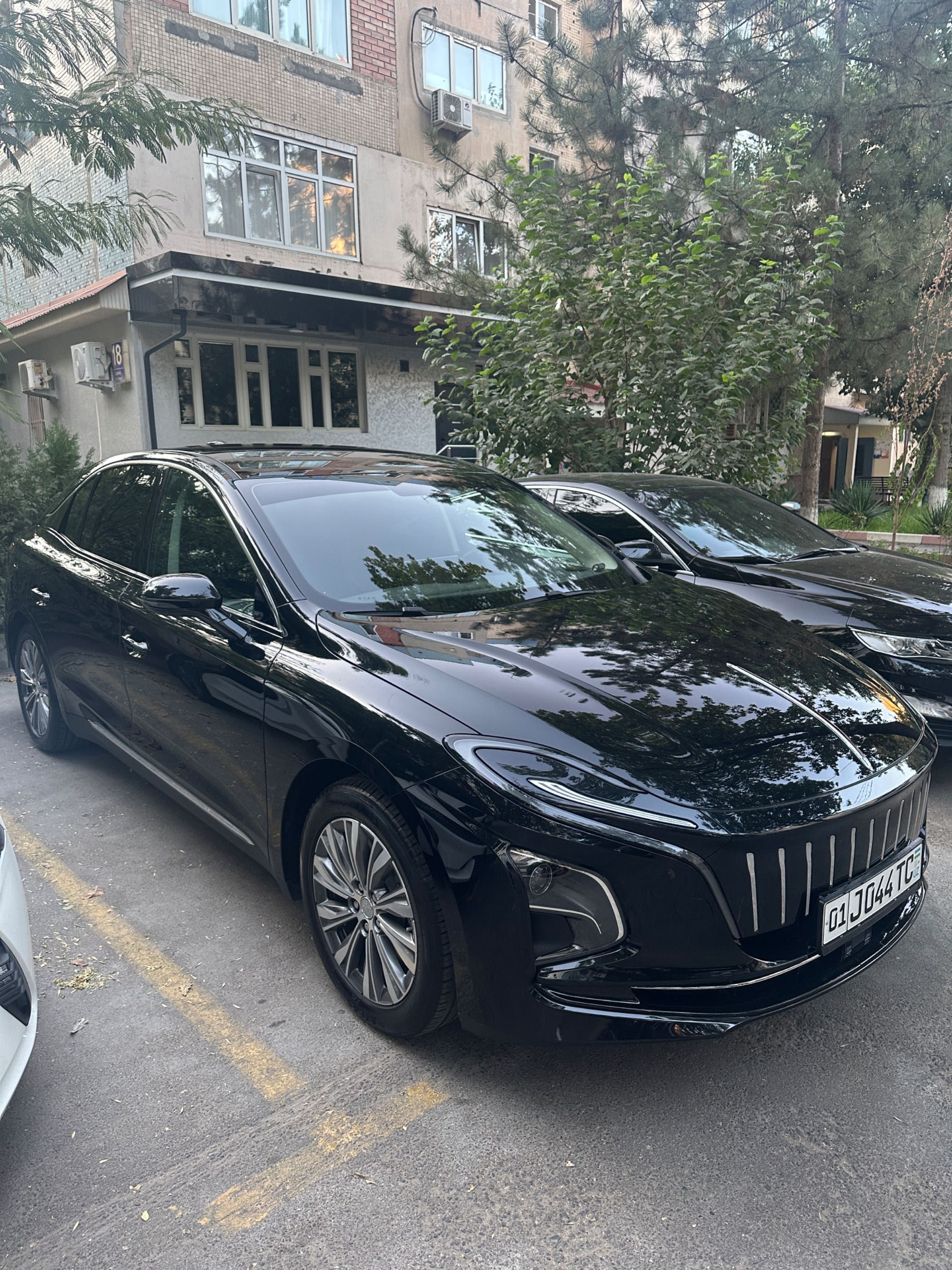Продается Hongqi e qm5