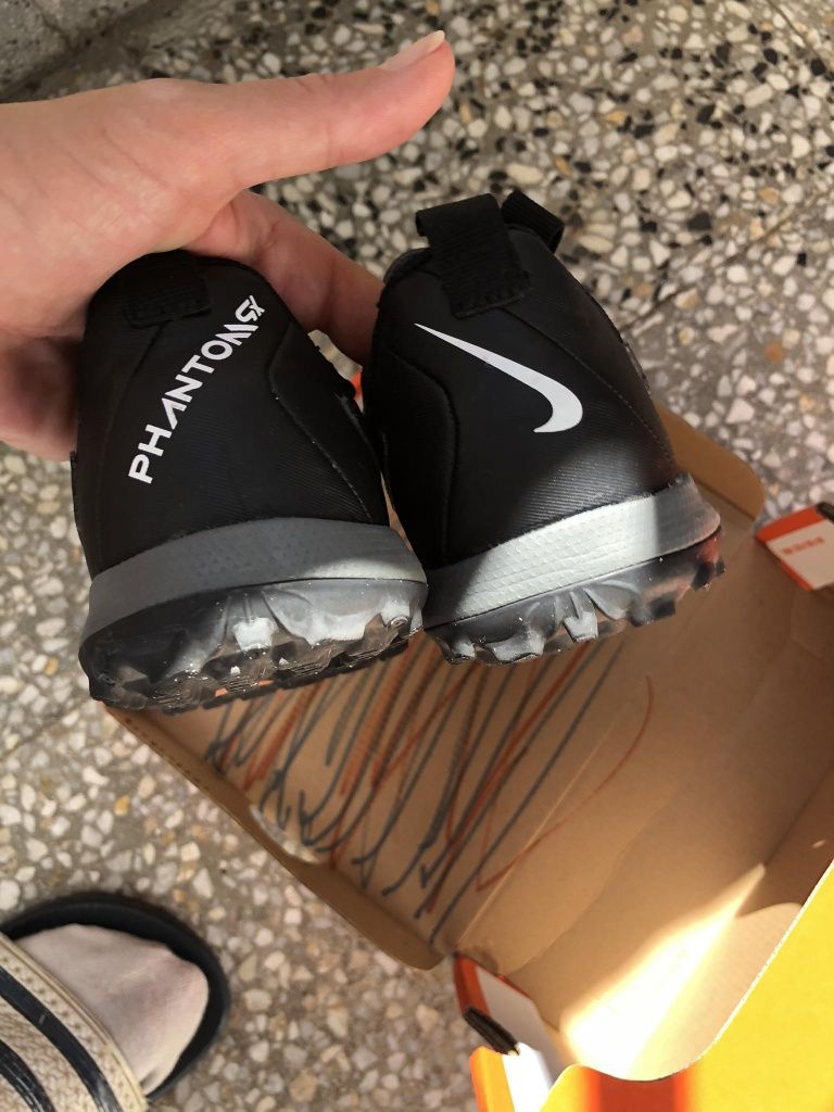 Детски спортни обувки единият чифт са бутоники Puma и Nike