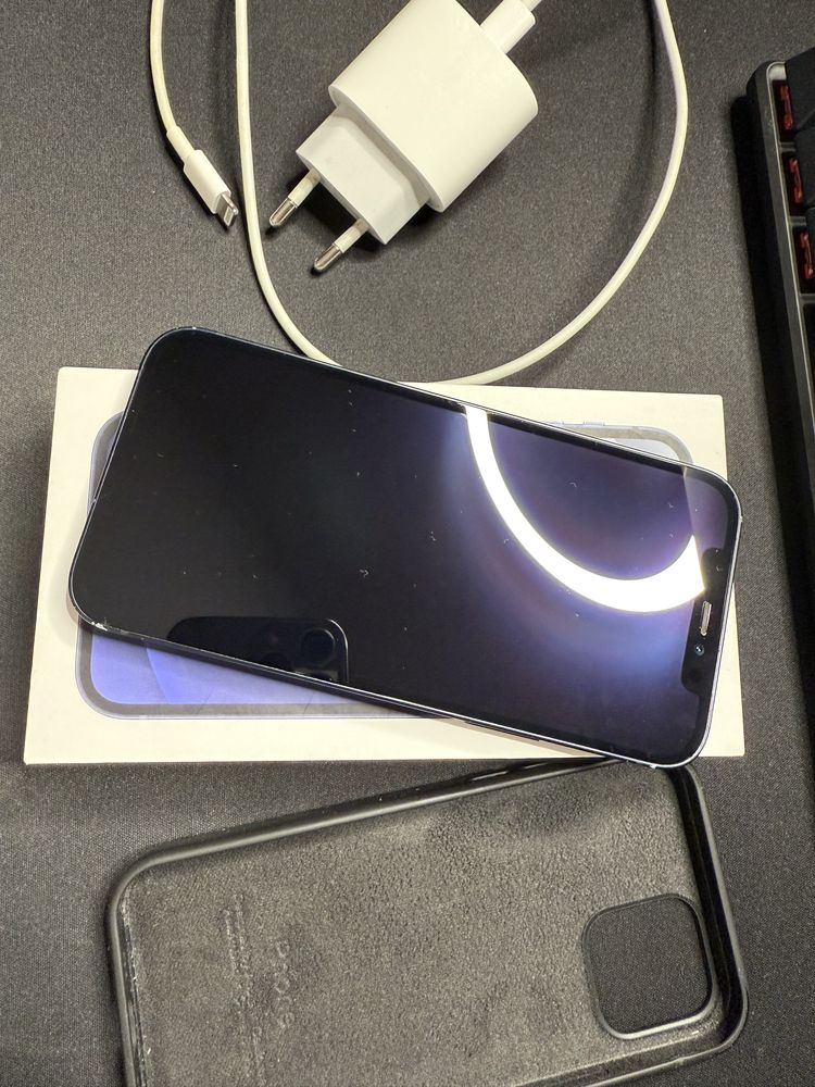 Iphone 12 64gb cu husa, incarcator original.
