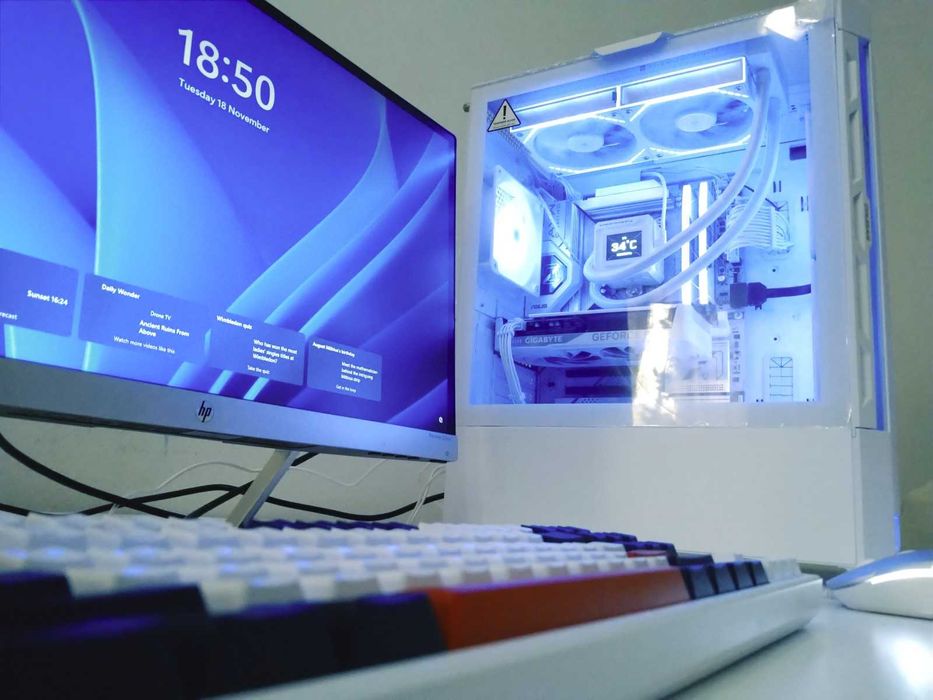 Мықты әдемі ақ компьютер