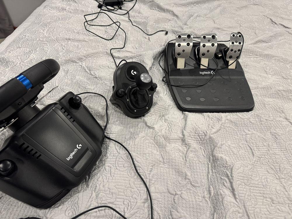 Продам игровой руль Logitech g29