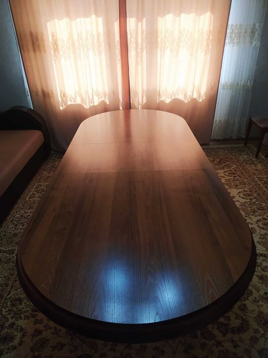 Гостинный стол в хорошем состоянии