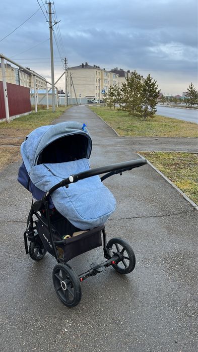 Детская коляска, ручки кожанные хорошего качества