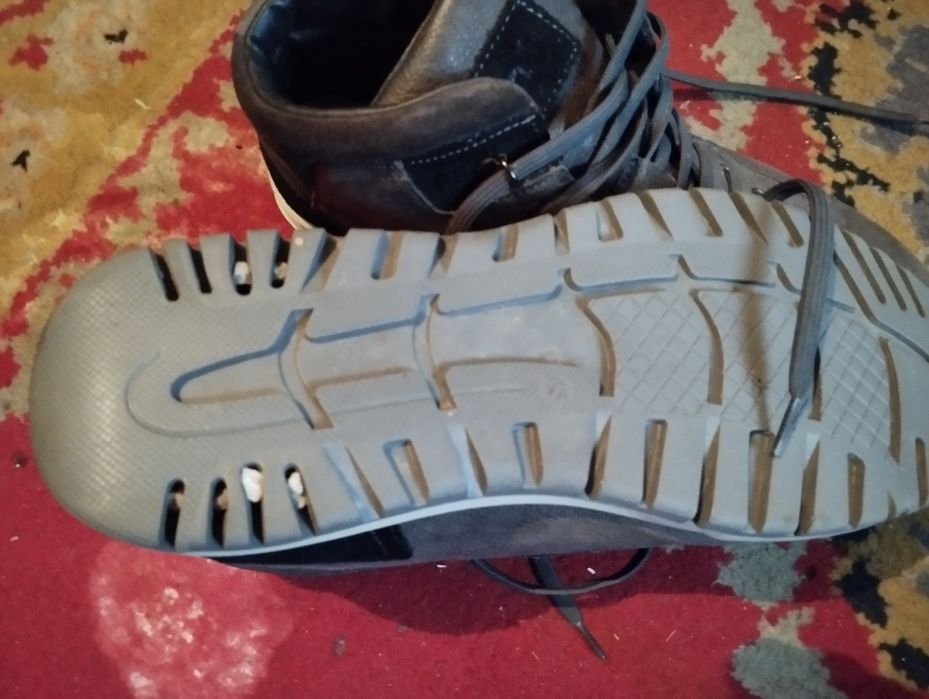 Baschetii adidasii foarte bunii , purtatii de doua orii ,