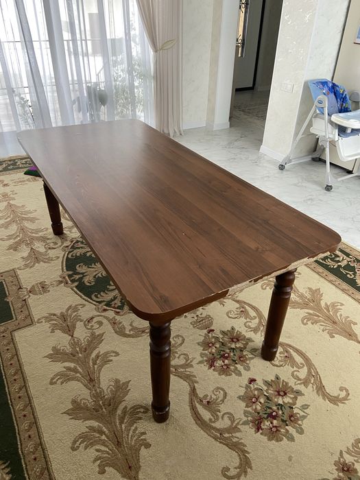 Продается добротный кухонный стол.