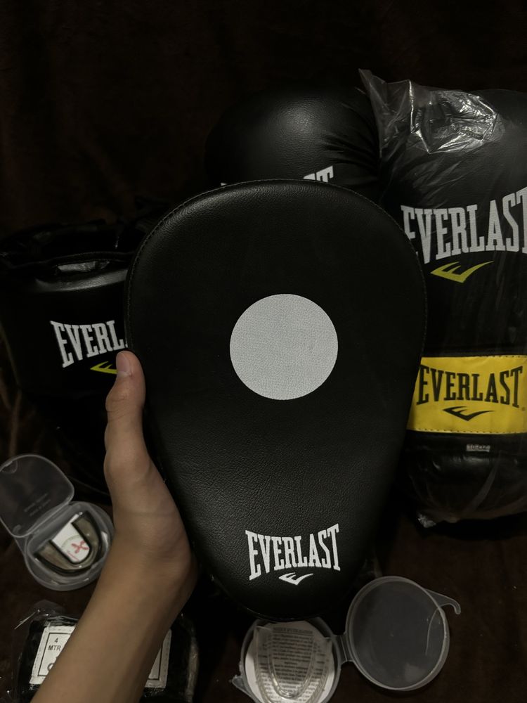 Боксерские перчатки venum шлем лапа бинт капа Everlast