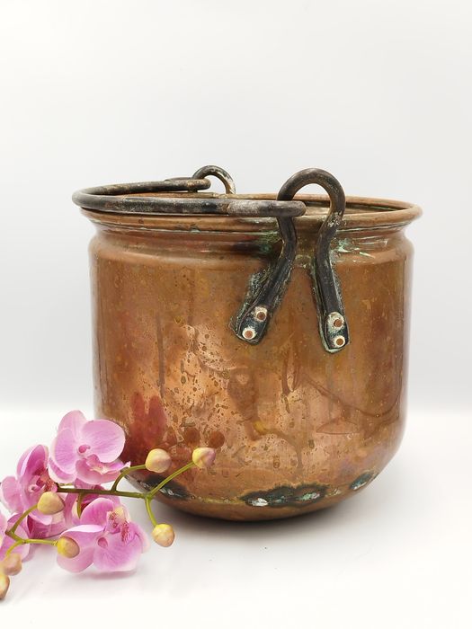 Голямо холандско медно котле, ръчно изковано с дръжка от ковано желязо