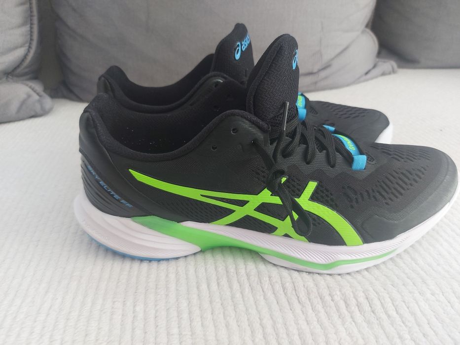 Vând pantofi sport asics volei