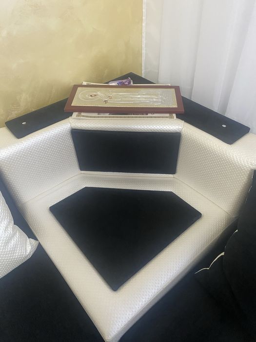 Canapea pe colț, Alb-Negru