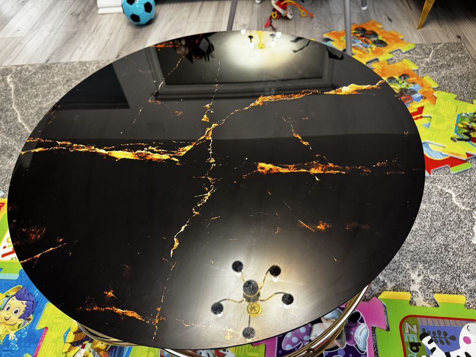 Masuta de cafea aurie de sticla