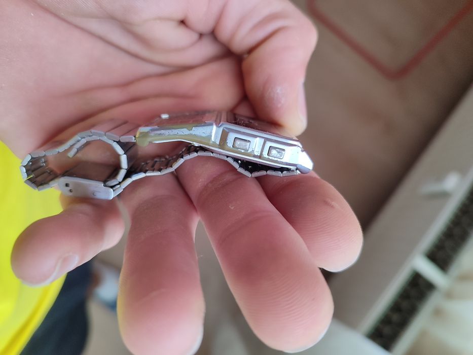 Два броя часовници