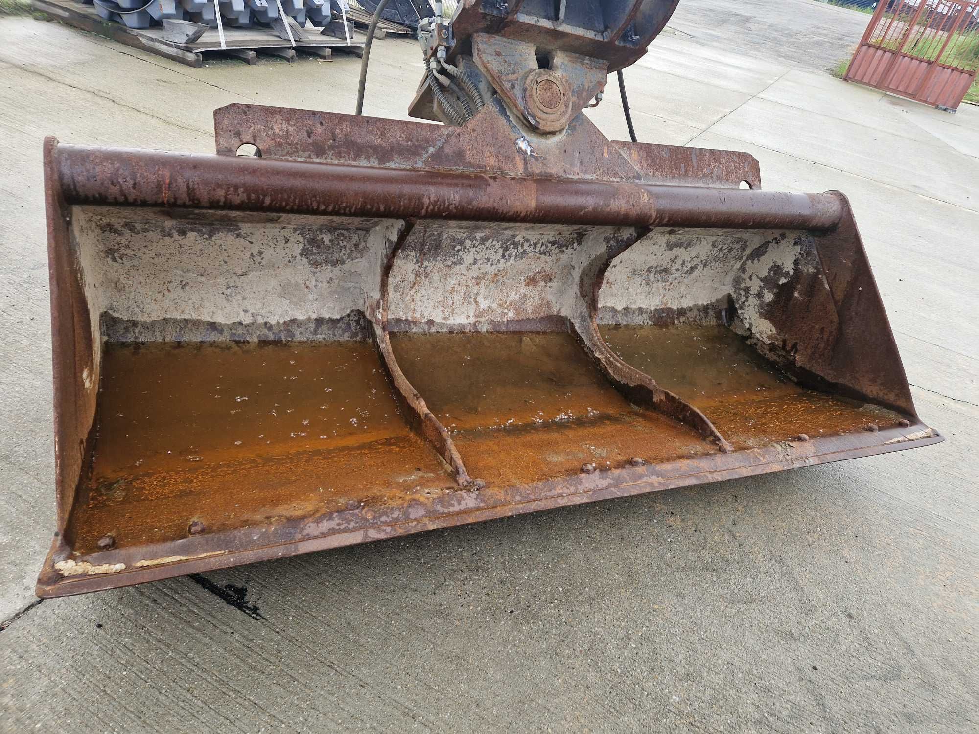 Cupa taluz inclinabila hidraulic excavator