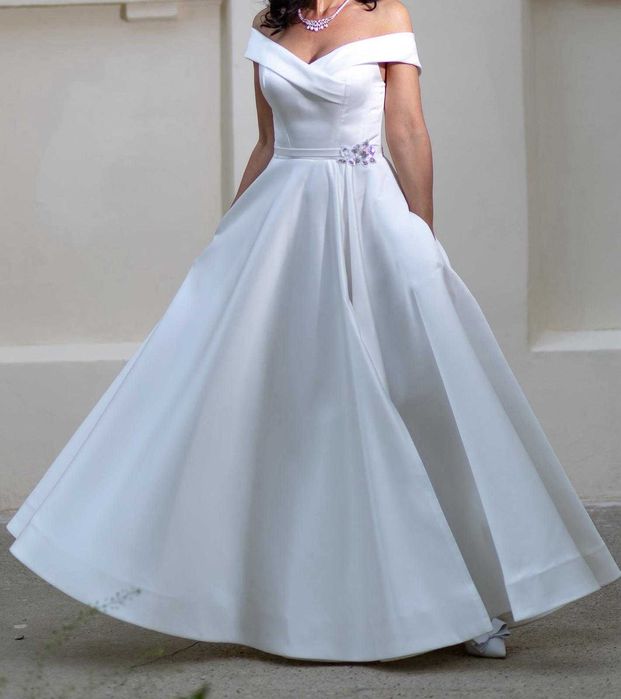 vand rochie de mireasa, superba , agrafa de par