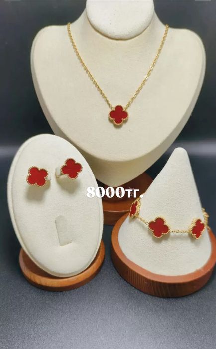 Набор украшении.