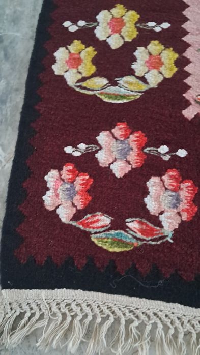 Covor din lana naturala merinos 100%.  lucrat in gherghef