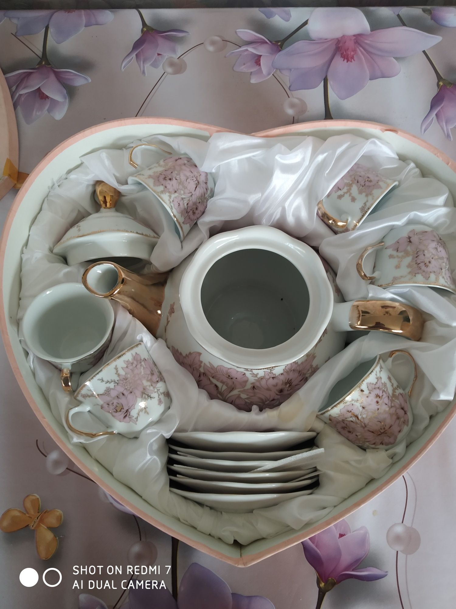Продам сервиз чайник и 6 маленьких чашек и блюдечек
