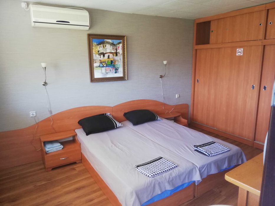 Къща за гости Делфини  стаи апартаменти цялата под наем за празненства