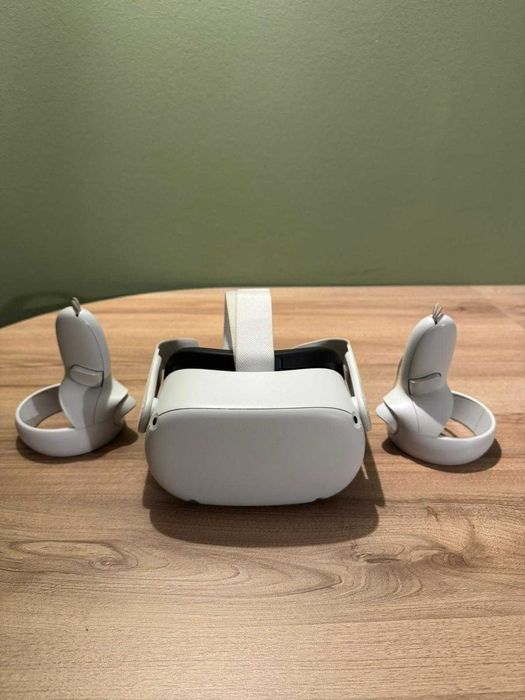 Vând Meta Quest 2, 128GB, în stare bună.