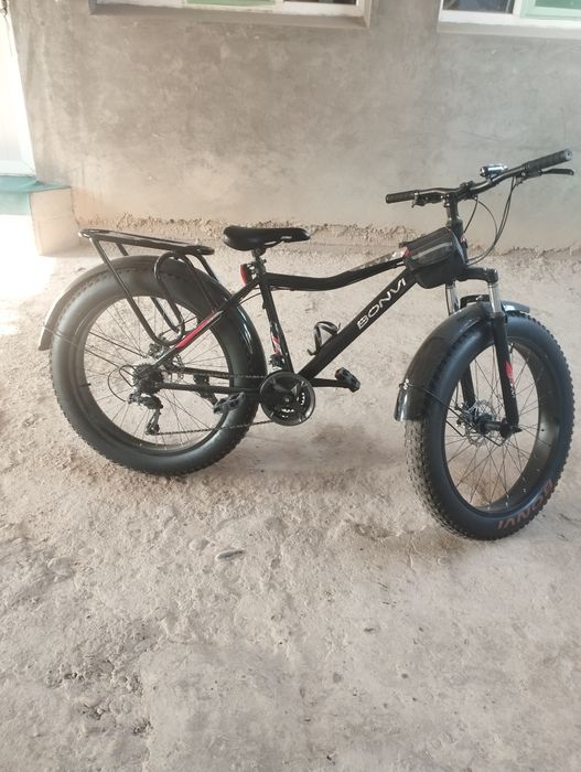 Velosiped bonvi hamma narsasi bor koʻp minlimagan yoshi kotta odam min