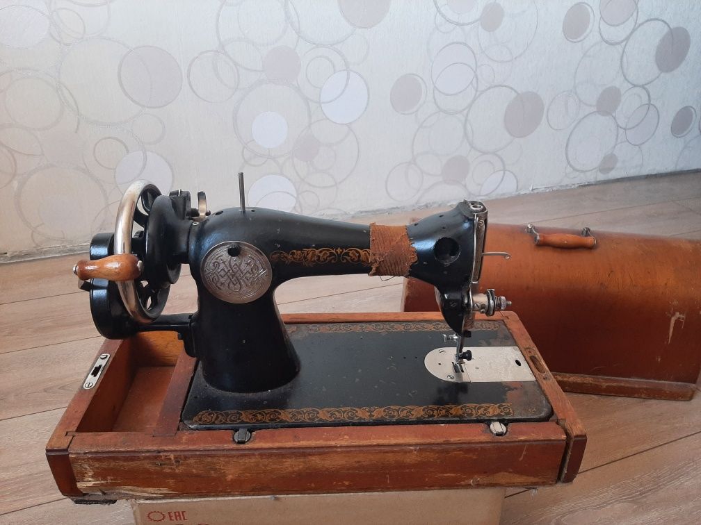 Швейная ручная машинка
