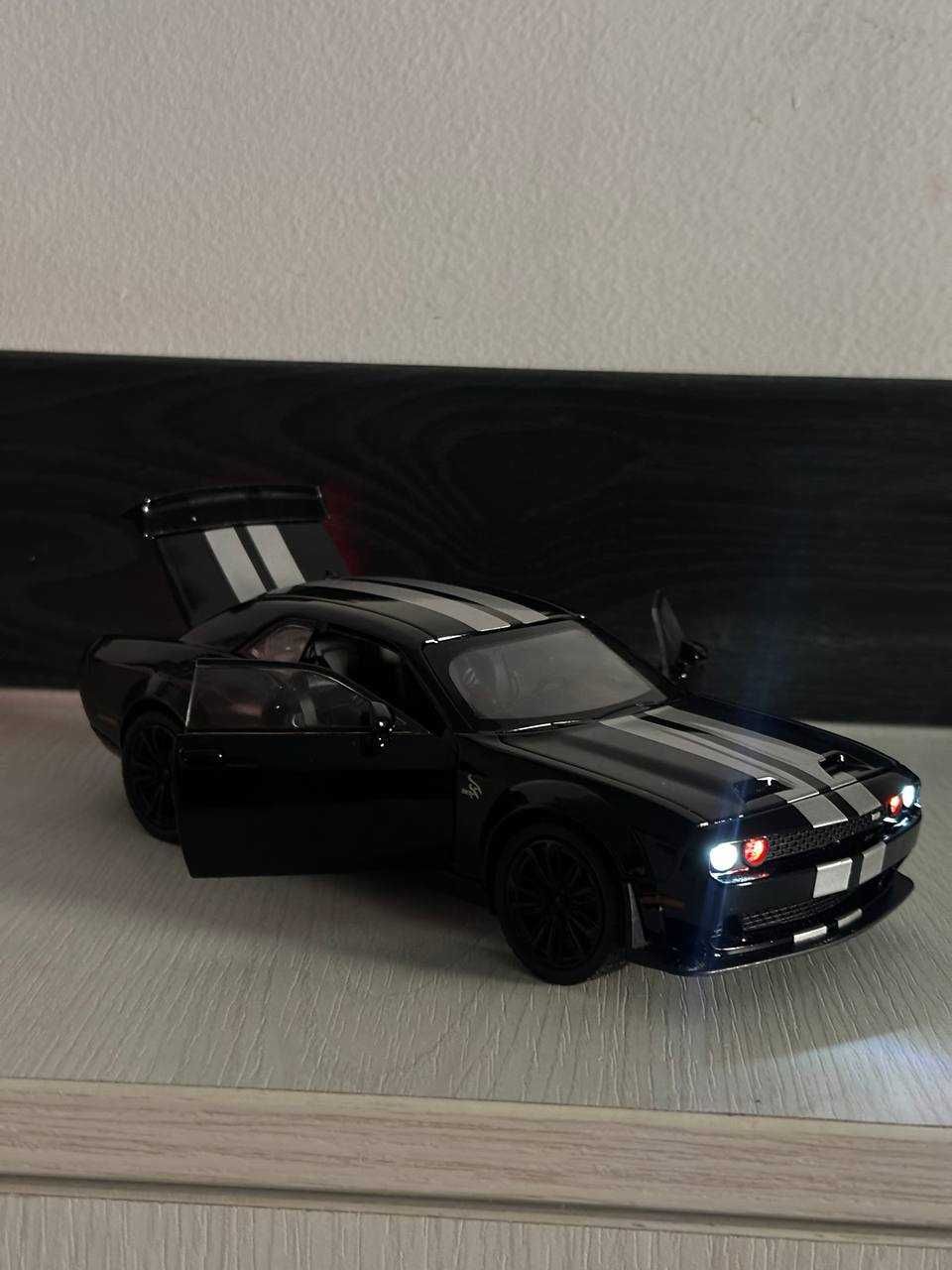 Dodge challenger metall model 1:22 black ,white