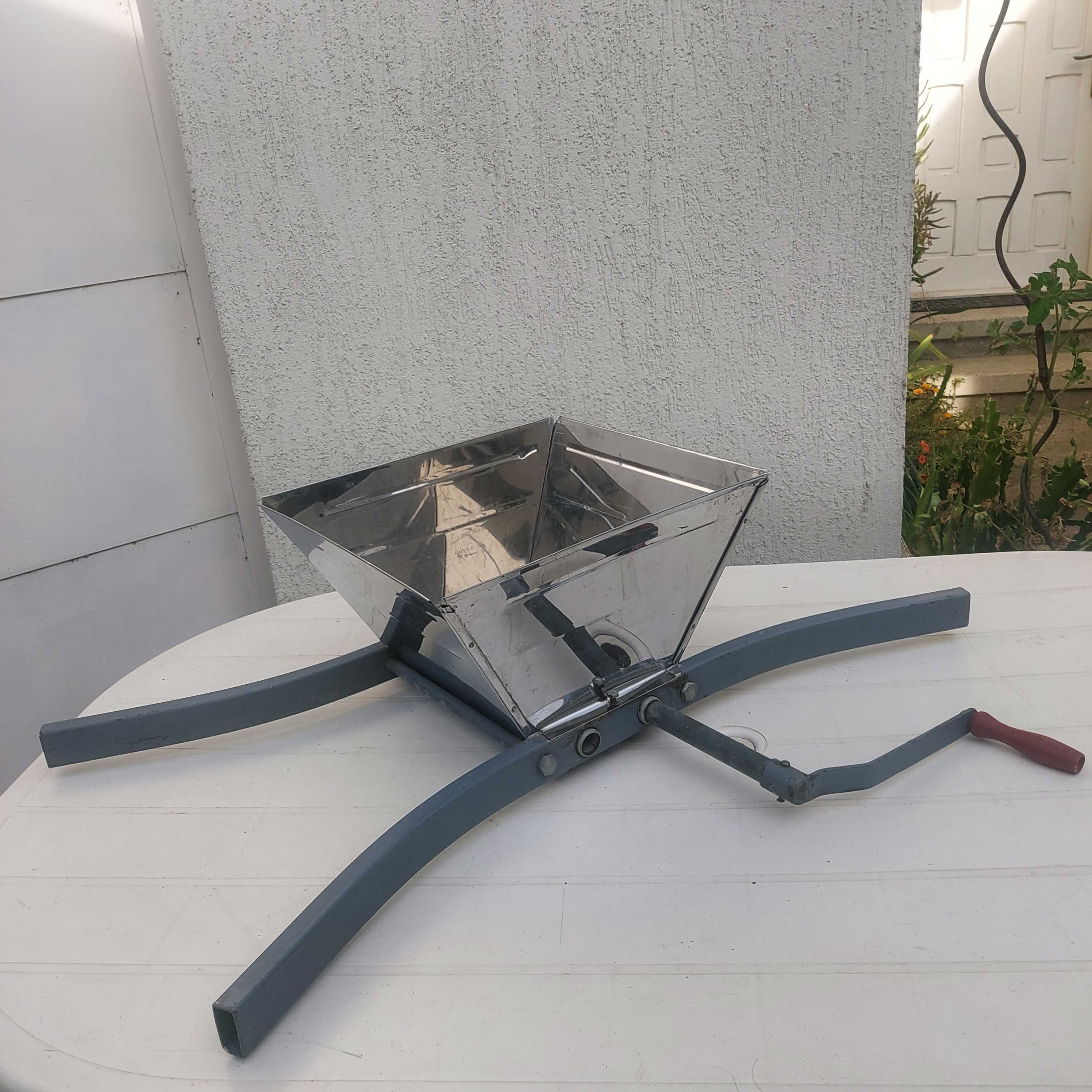 Zdrobitor de struguri/fructe, folosit, otel inoxidabil. ca. 15 l
