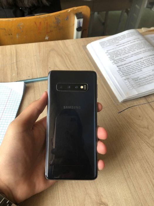 Samsung S10     .
