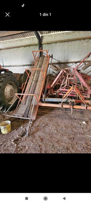 Banda încărcat baloți in remorca