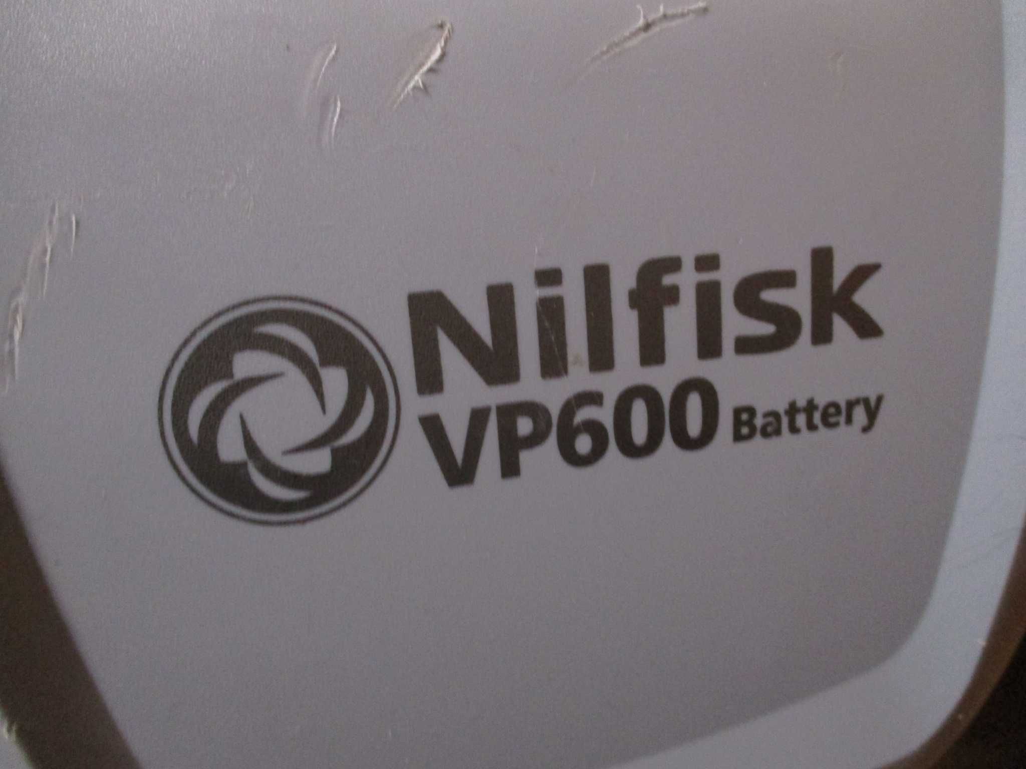 aspirator profesional nilfisk vp-600-battery
