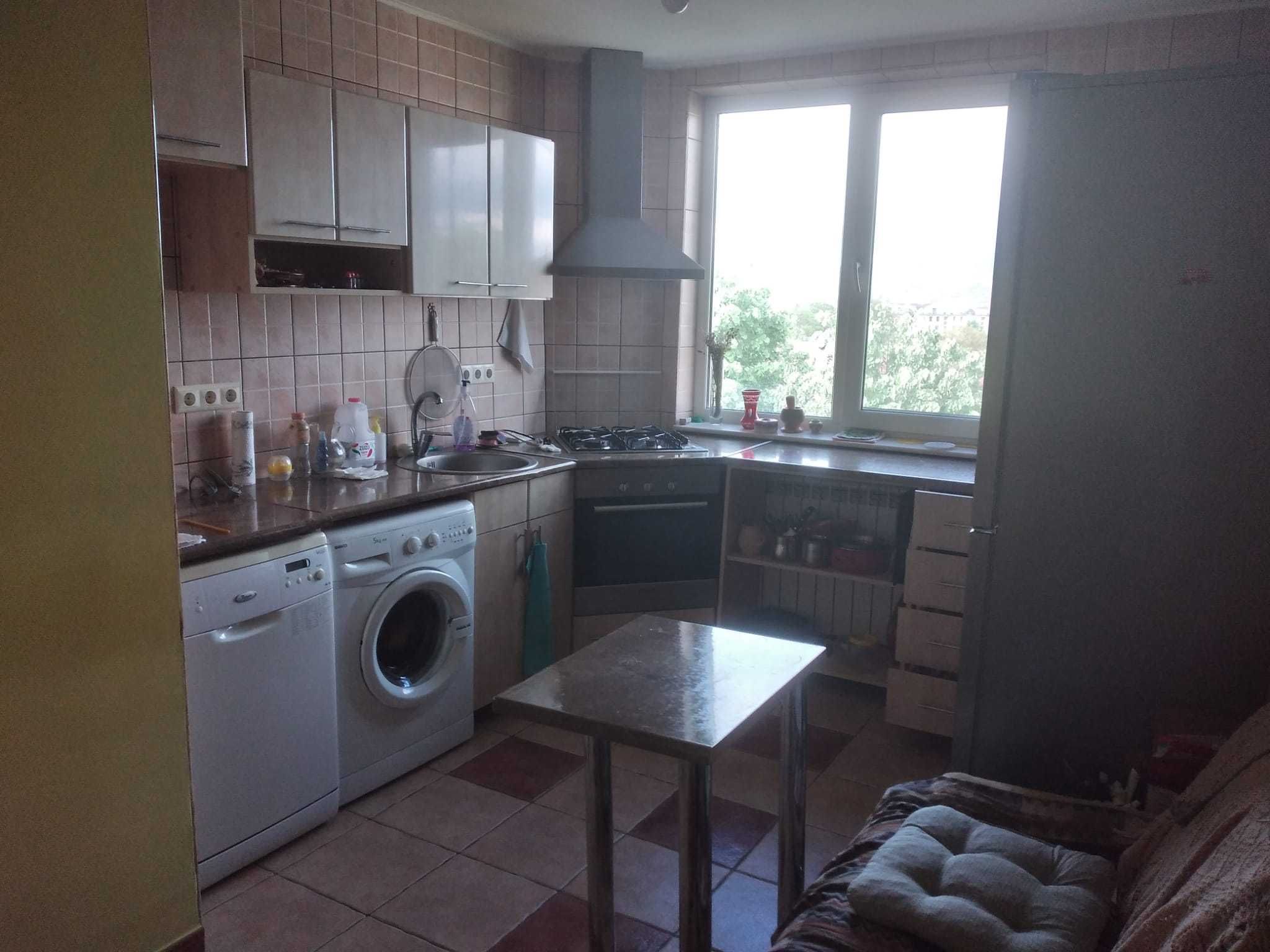 Apartament 4 camere de vanzare, situat central, Onesti