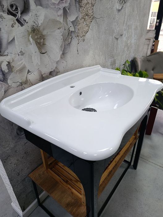 Нова керамична бяла мивка с черни крака