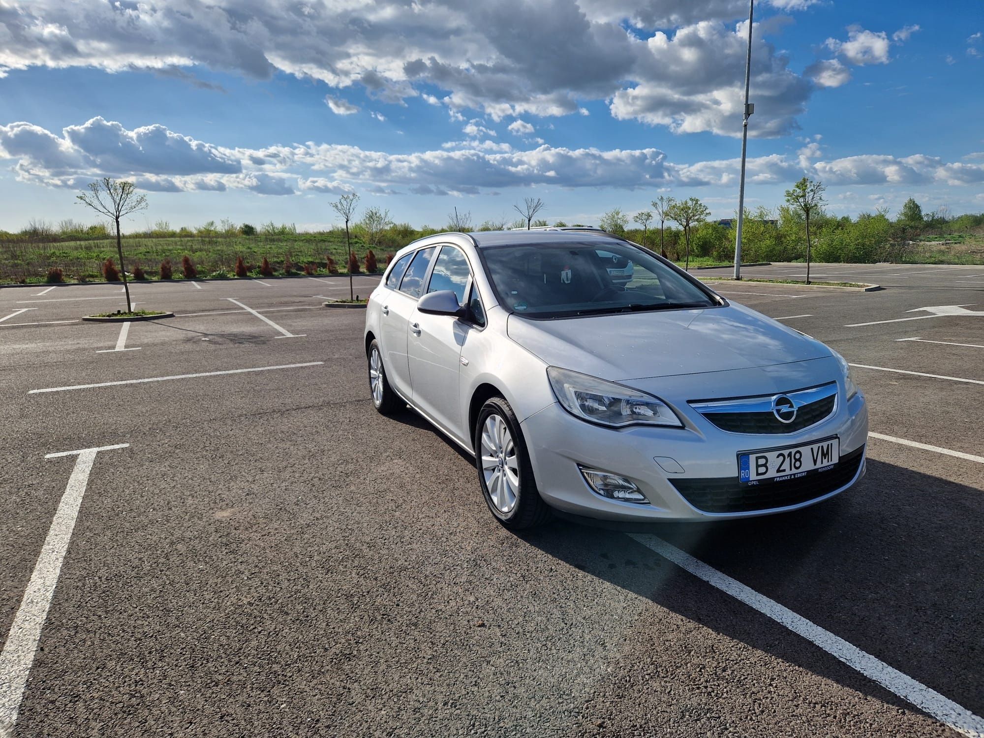 Vînd Opel Astra j 2011