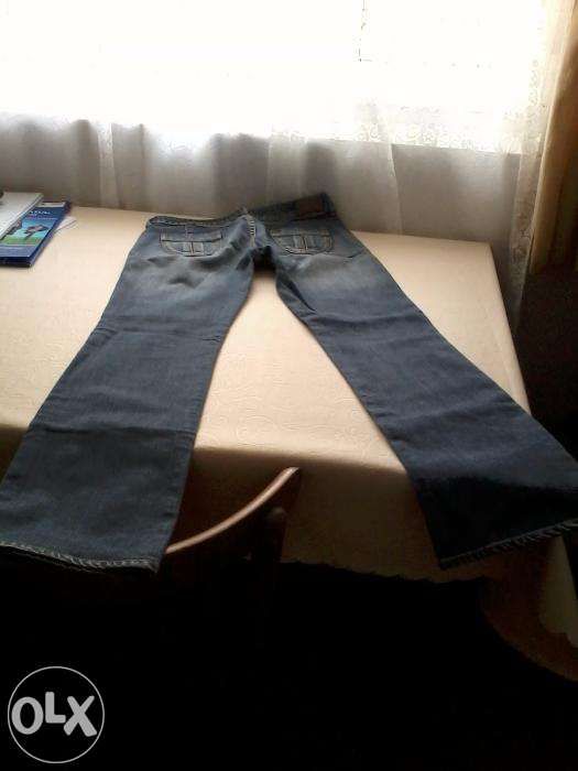 Blugi Kenvelo deosebiti